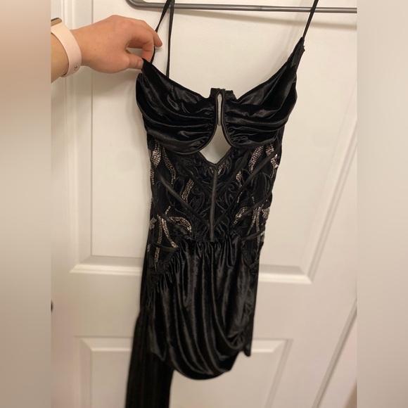 Gorgeous Black Mini Dress with Train - Picture 2 of 4